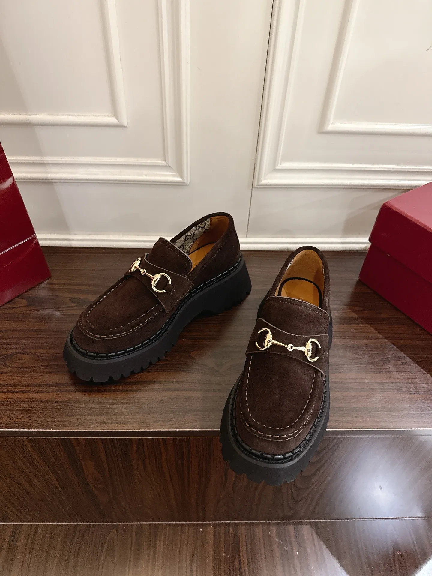 👟👟Ex-factory price 540👟👟 Gucci loafers with horsebit groove soles. As a tribute to the brand's equestrian origins, the horsebit has gone through years of baptism, integrating the rich historical heritage and modern fashion into one. Cowhide surface, sole thickness 5cm, size: 35-42# 39-46#